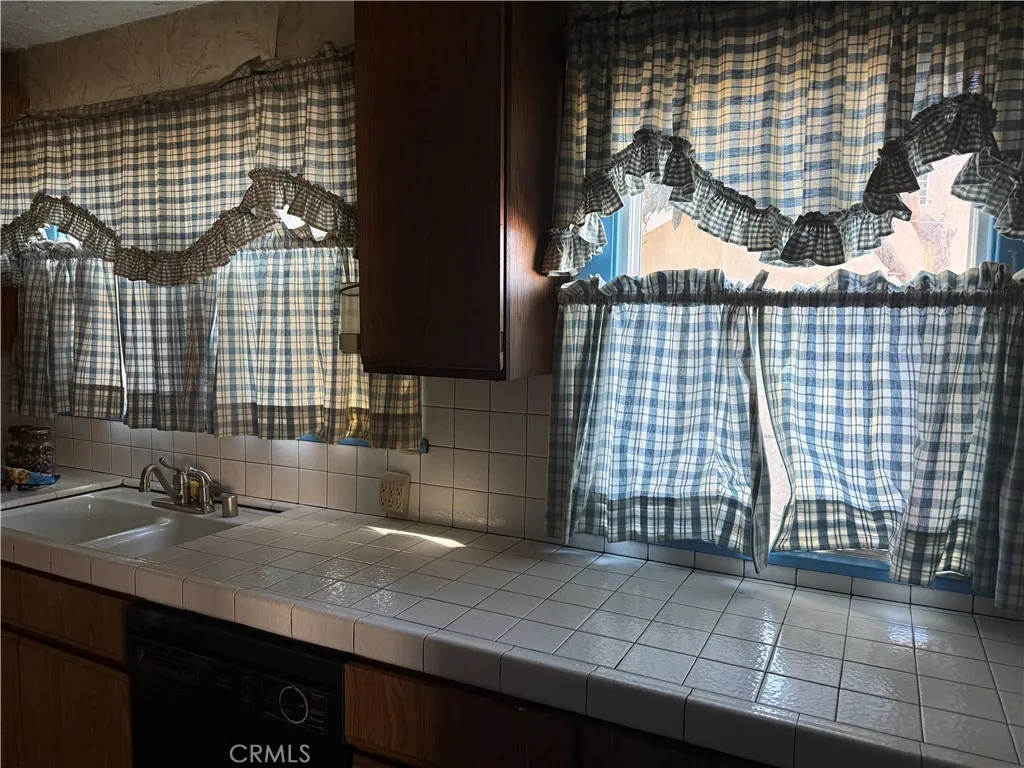 530 W Colden Avenue W, Los Angeles, California 90044 home-pic-3