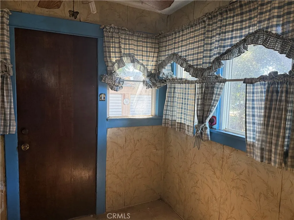 530 W Colden Avenue W, Los Angeles, California 90044 home-pic-6