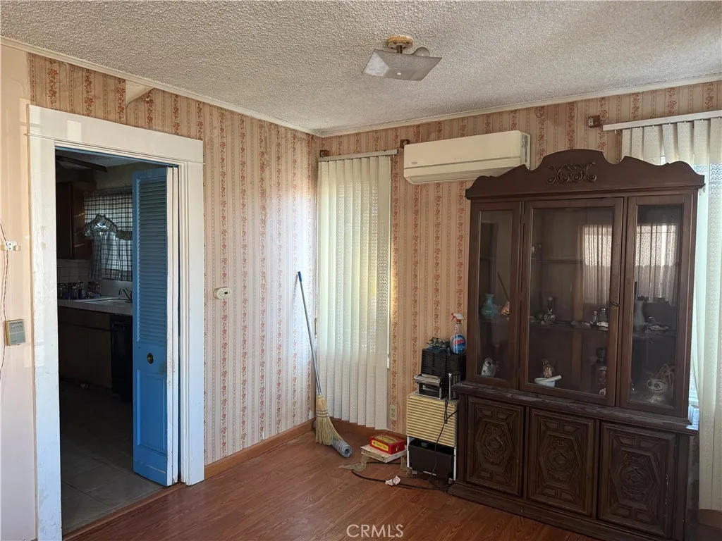 530 W Colden Avenue W, Los Angeles, California 90044 home-pic-2