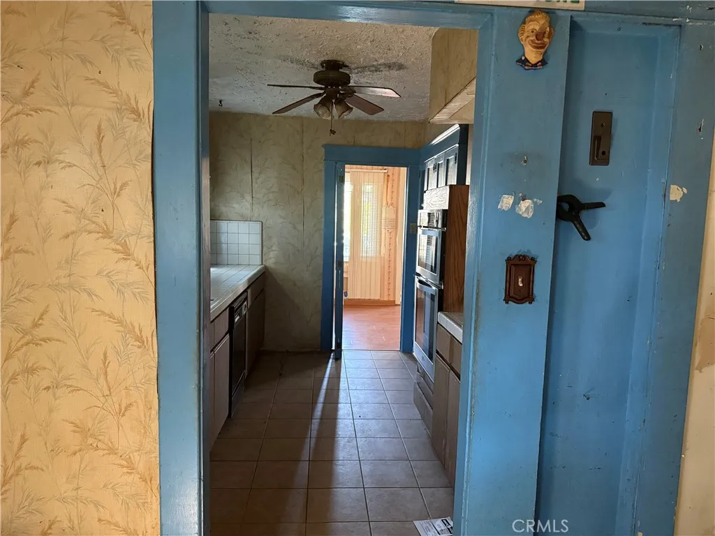 530 W Colden Avenue W, Los Angeles, California 90044 home-pic-5