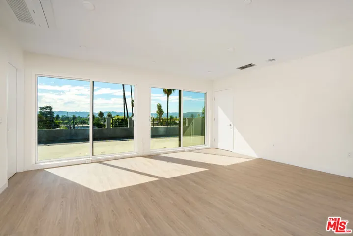 14629–31 Erwin Street - Interi