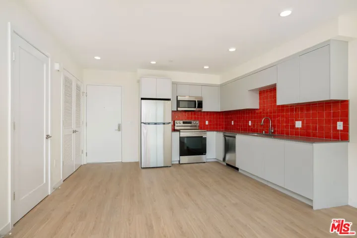 14629–31 Erwin Street - Interi