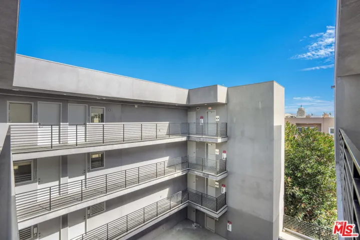 14629–31 Erwin Street - Exteri