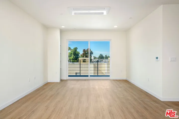 14629–31 Erwin Street - Interi