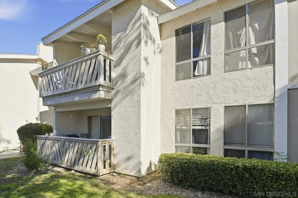 2566 White Oak Pl 6, Escondido, California 92027 home-pic-2