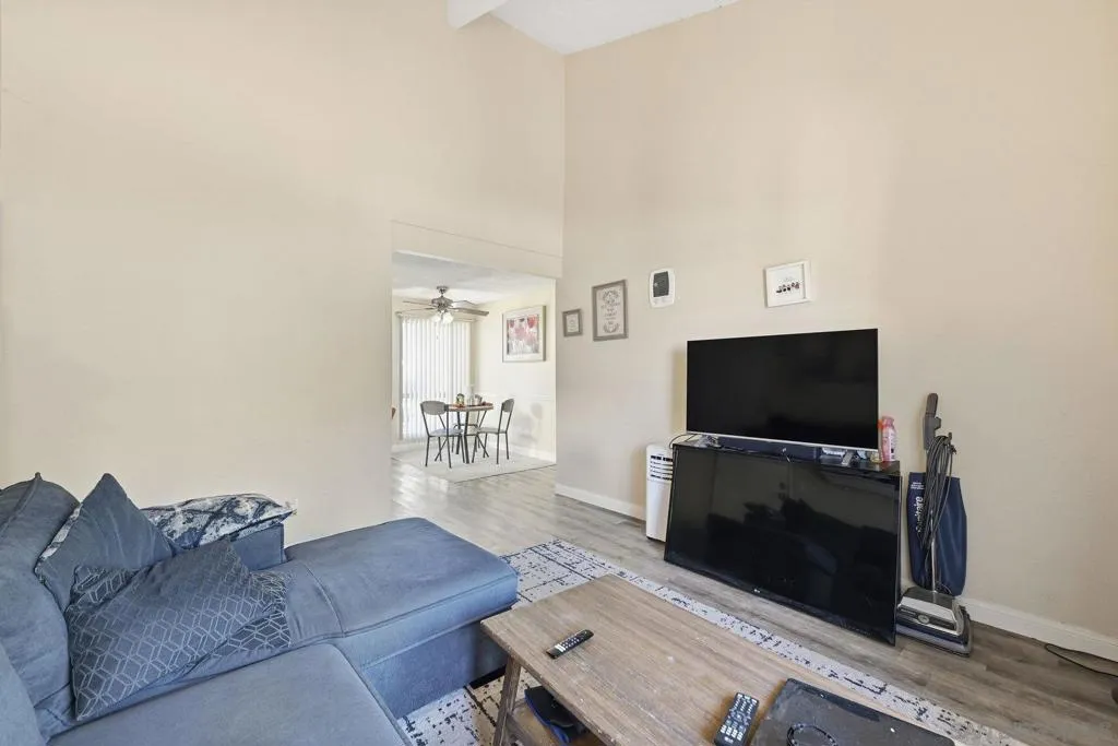 2566 White Oak Pl 6, Escondido, California 92027 home-pic-7