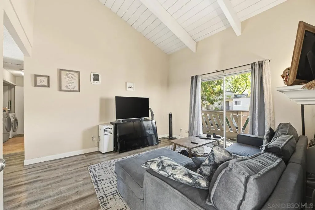 2566 White Oak Pl 6, Escondido, California 92027 home-pic-3