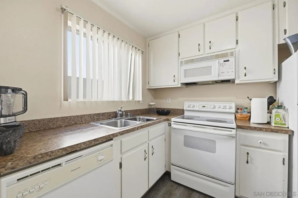 2566 White Oak Pl 6, Escondido, California 92027 home-pic-17