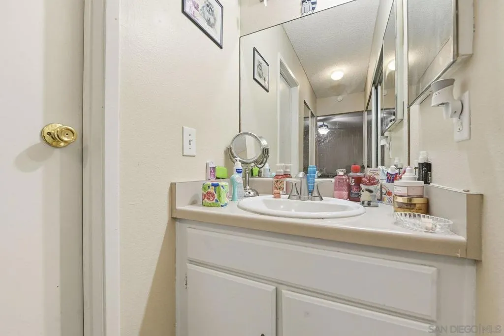 2566 White Oak Pl 6, Escondido, California 92027 home-pic-23