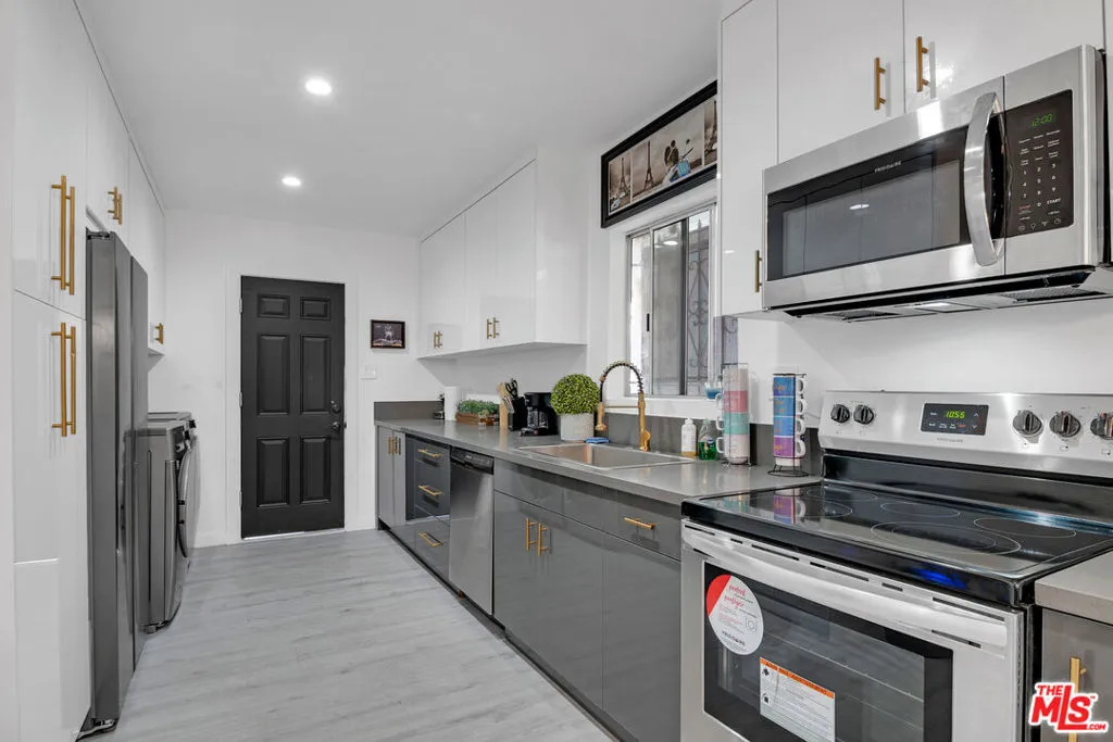 3206 W 27th Street, Los Angeles, California 90018 home-pic-32