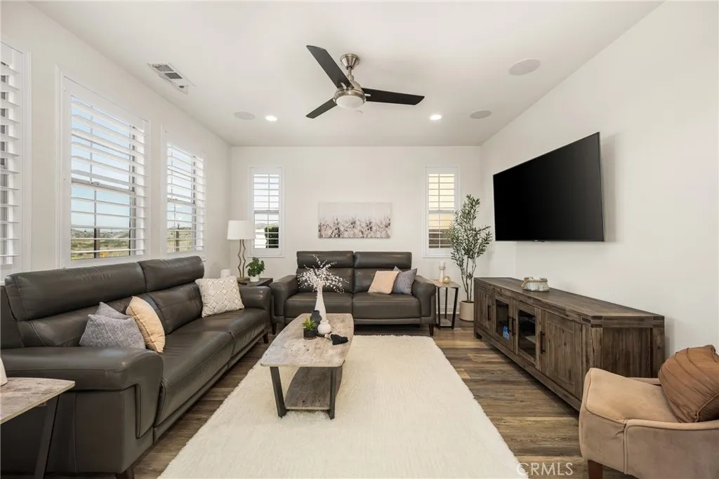 546 Escenico, Lake Forest, California 92630 home-pic-12