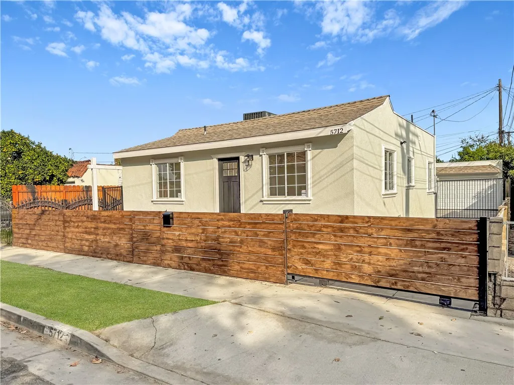 5712 Fishburn, Maywood, California 90270 home-pic-1