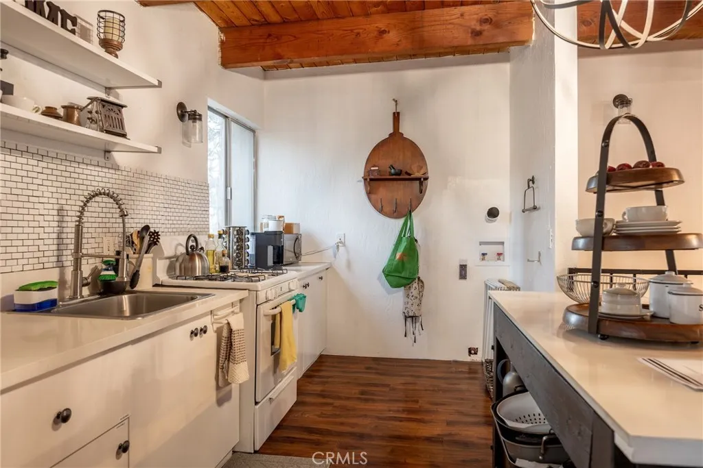 833 E Big Bear Boulevard, Big Bear City, California 92314 home-pic-11