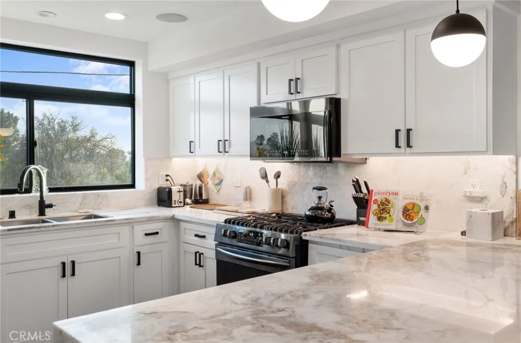 11324 W Raitt Lane, North Hollywood, California 91606 home-pic-3