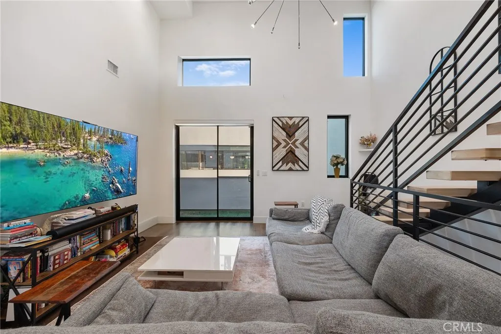 11324 W Raitt Lane, North Hollywood, California 91606 home-pic-4