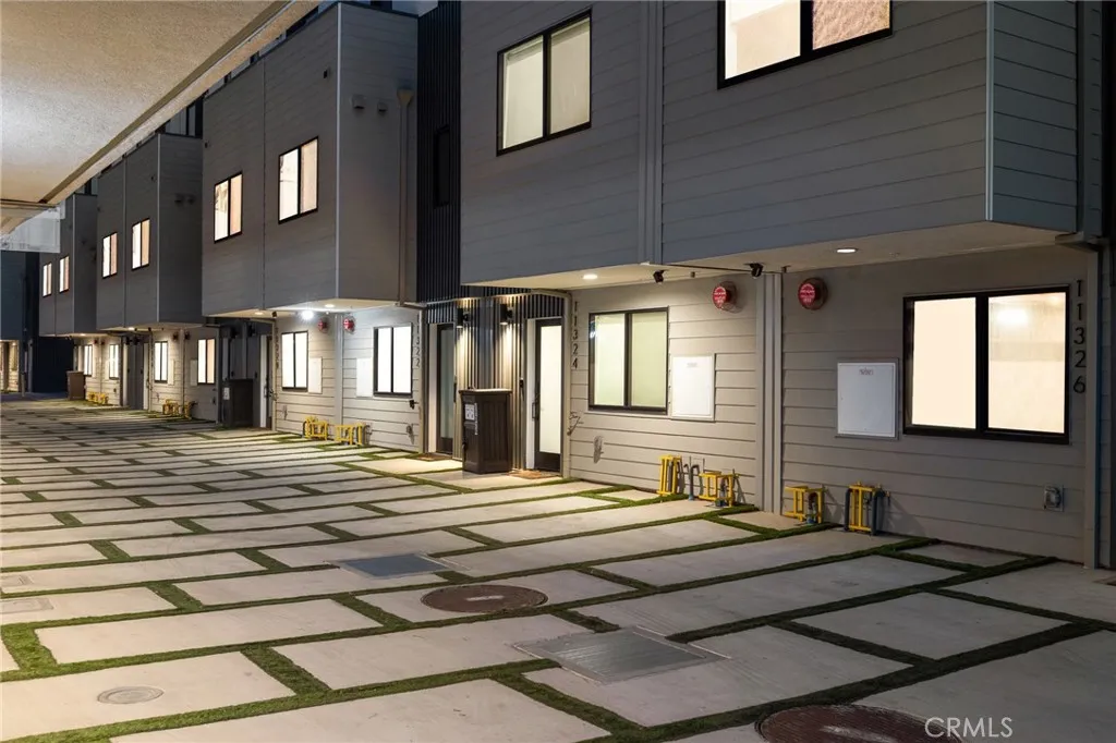 11324 W Raitt Lane, North Hollywood, California 91606 home-pic-33