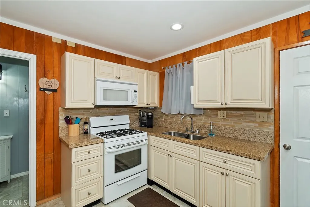 31162 All View, Running Springs, California 92382 home-pic-20