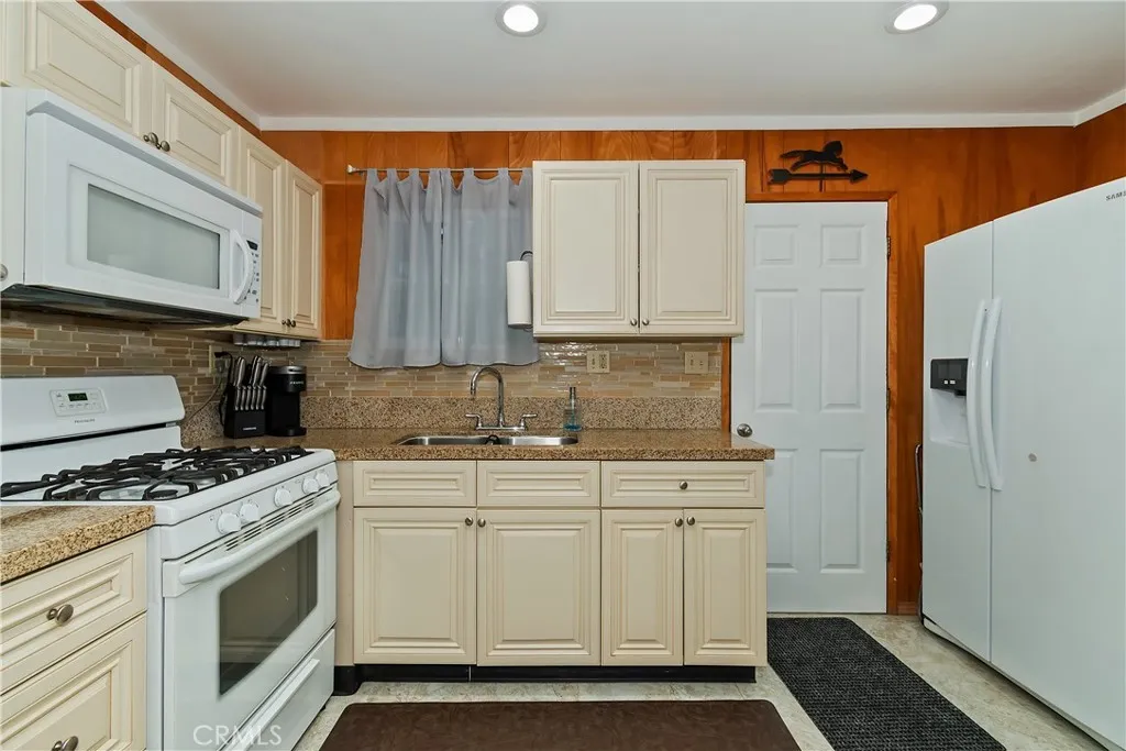 31162 All View, Running Springs, California 92382 home-pic-16