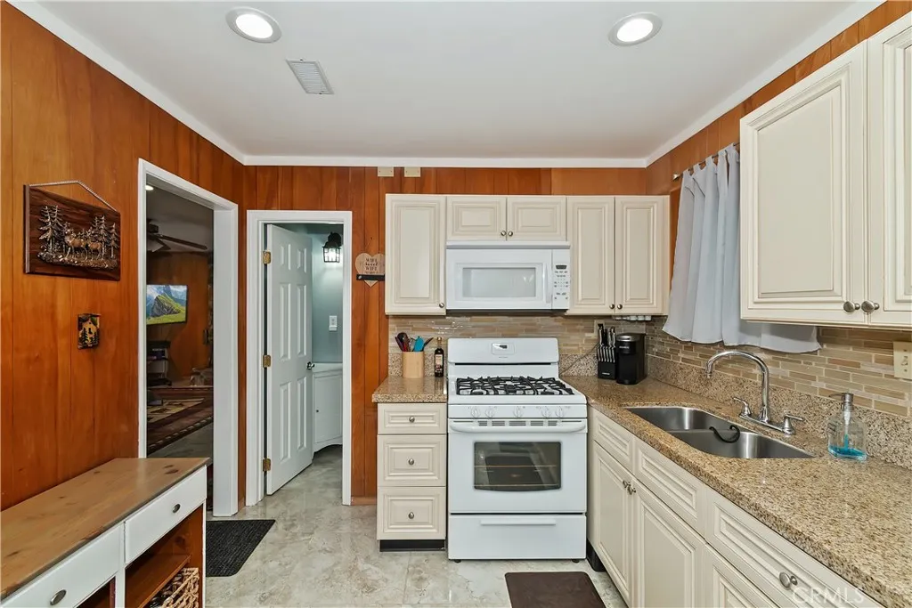 31162 All View, Running Springs, California 92382 home-pic-18