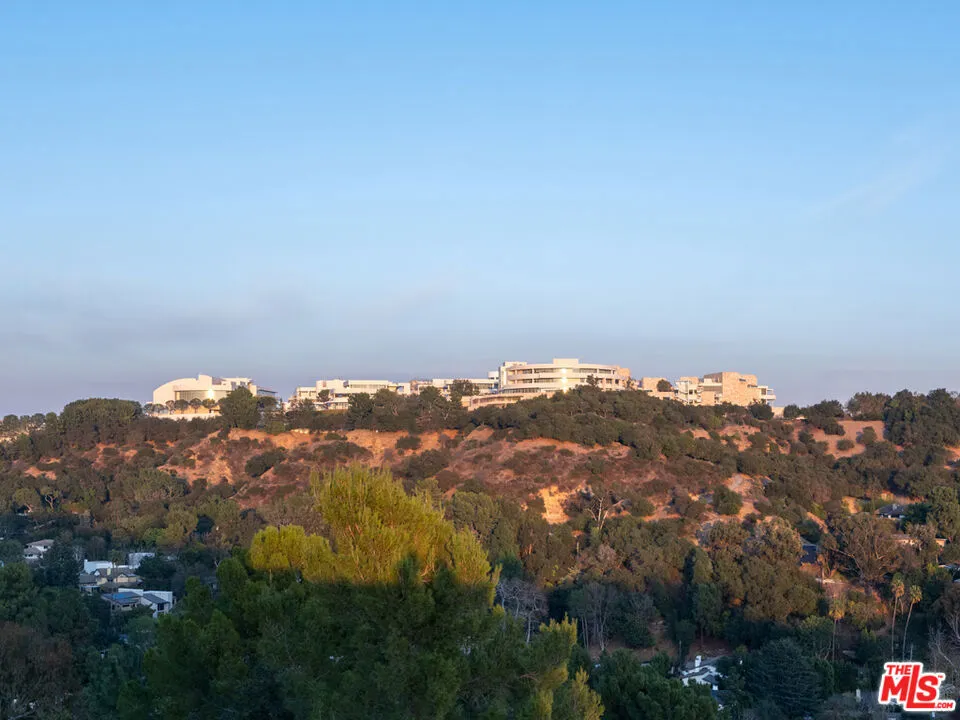 800 N Tigertail Road, Los Angeles, California 90049 home-pic-25