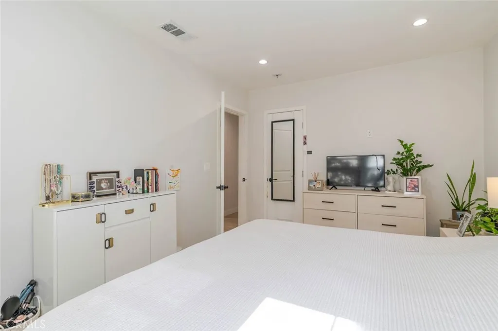 6659 Shirley Avenue, Reseda, California 91335 home-pic-17