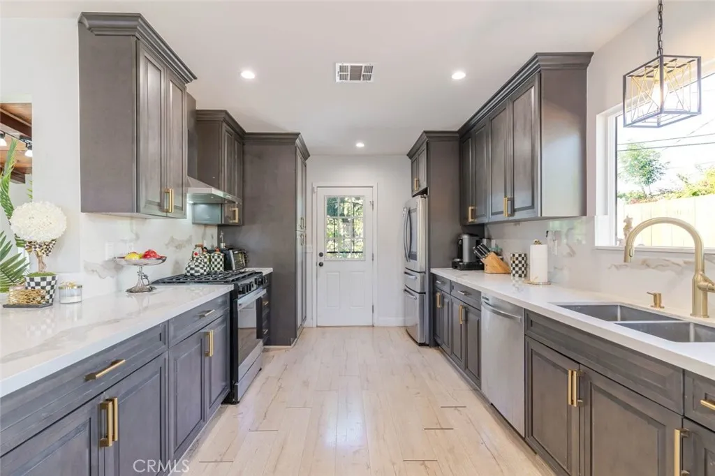 6659 Shirley Avenue, Reseda, California 91335 home-pic-10