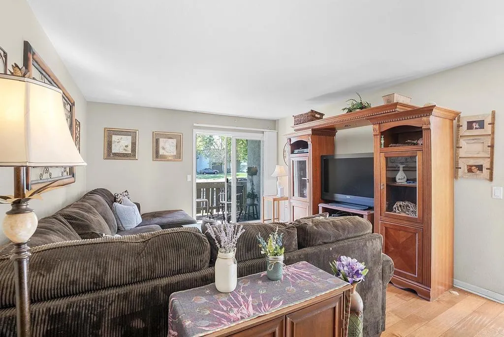 2536 White Oak Place 1, Escondido, California 92027 home-pic-4
