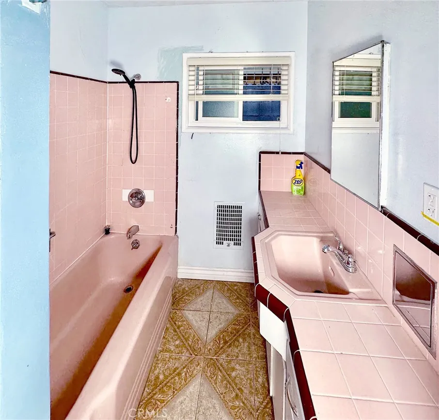 12040 Stagg Street, North Hollywood, California 91605 home-pic-10