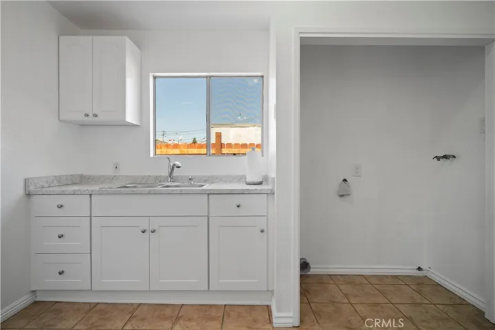 KITCHEN & LAUNDRY