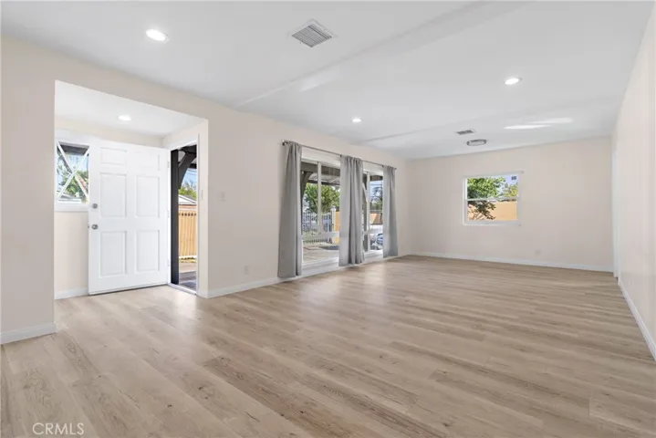 Living Room/Dining Area