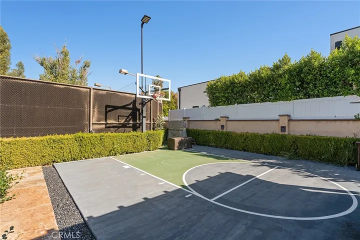 22639 Calvert Street F, Woodland Hills, California 91367
