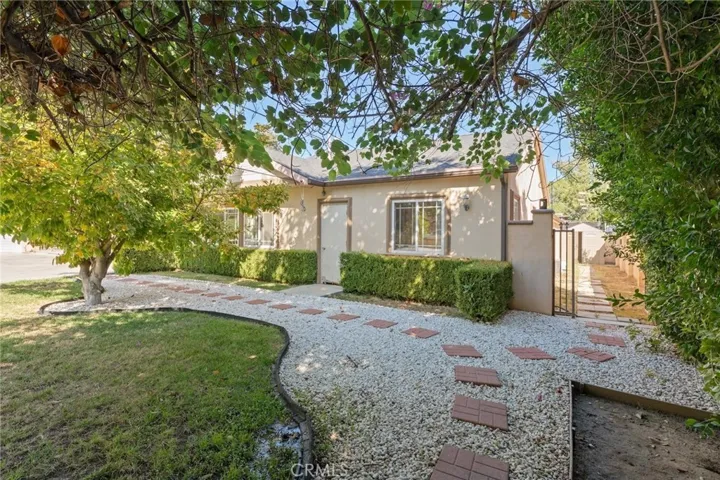 22639 Calvert Street F, Woodland Hills, California 91367