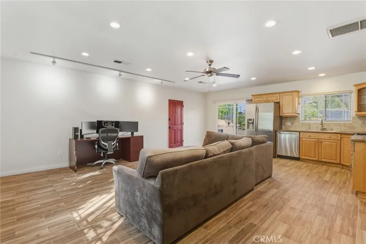 22639 Calvert Street F, Woodland Hills, California 91367