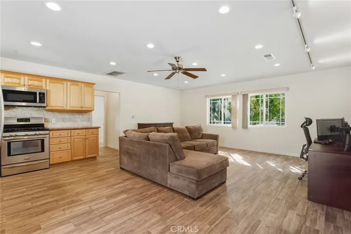 22639 Calvert Street F, Woodland Hills, California 91367