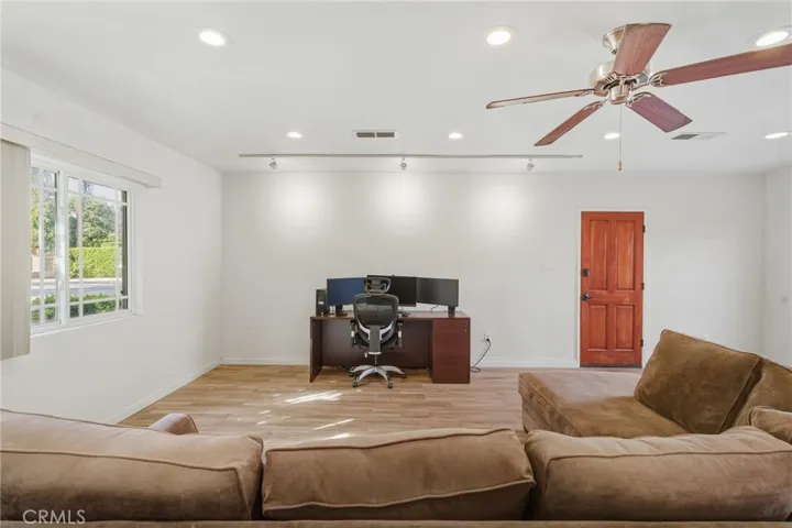 22639 Calvert Street F, Woodland Hills, California 91367