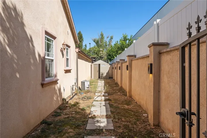 22639 Calvert Street F, Woodland Hills, California 91367