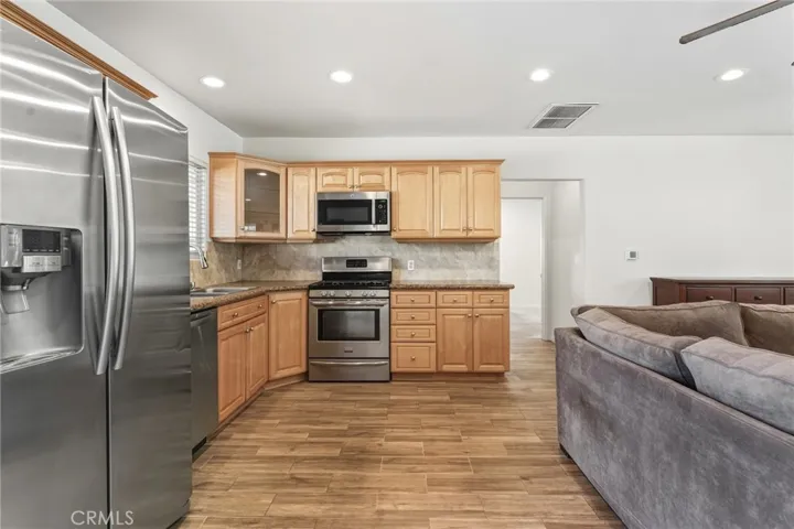 22639 Calvert Street F, Woodland Hills, California 91367