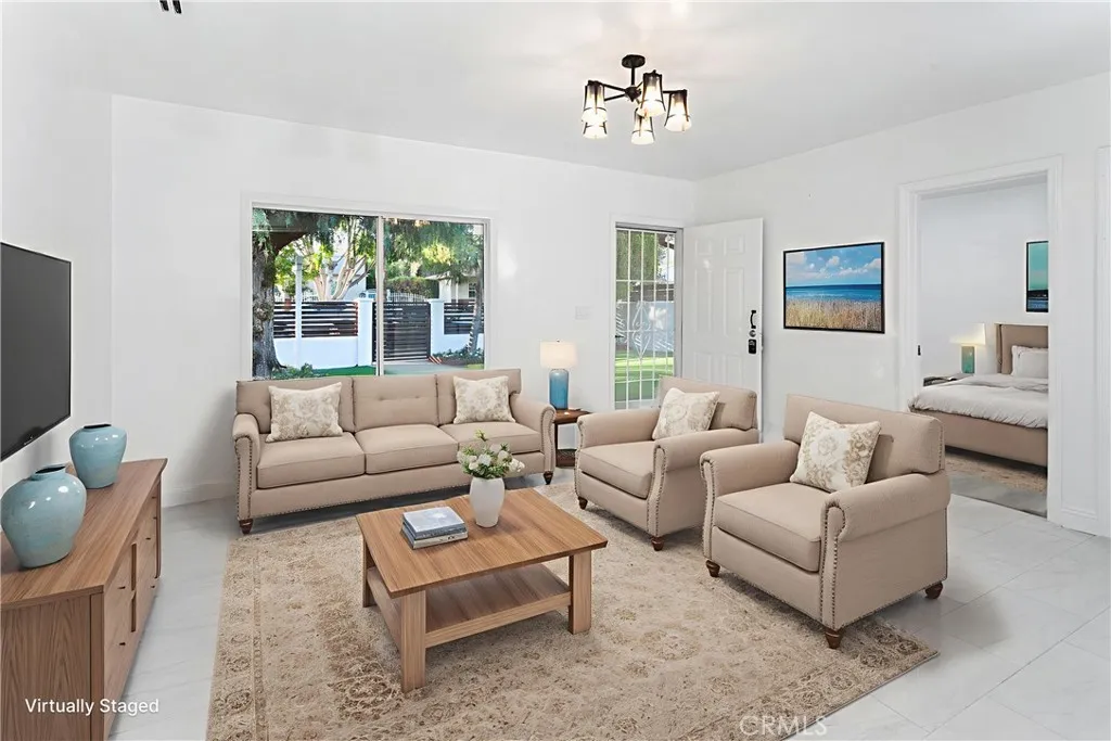 14594 Lyle Street, Sylmar, California 91342 home-pic-3