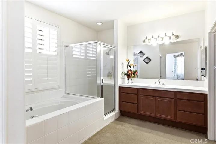 Owners bathroom  double sinks and  separte shower/tub.