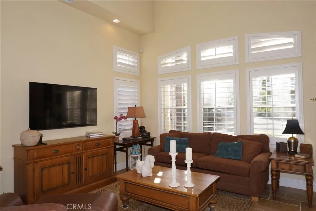 37 Corte Madera, Lake Elsinore, California 92532 home-pic-12