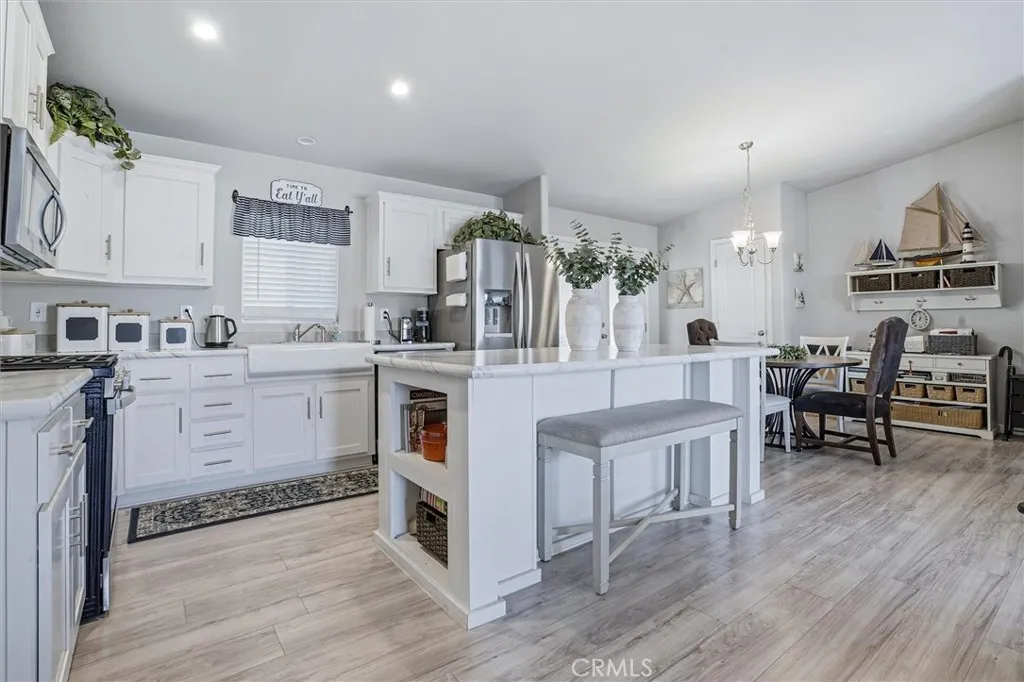 Island kitchen, stainless appliances, bench included