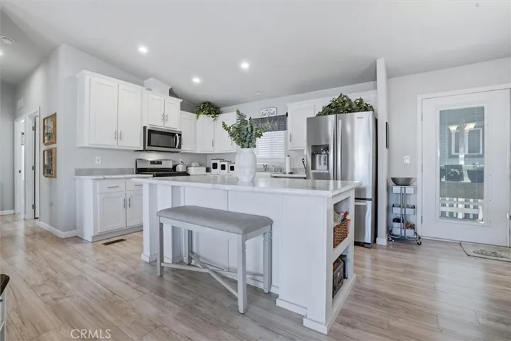 Incredible entertaining kitchen, island bench included!