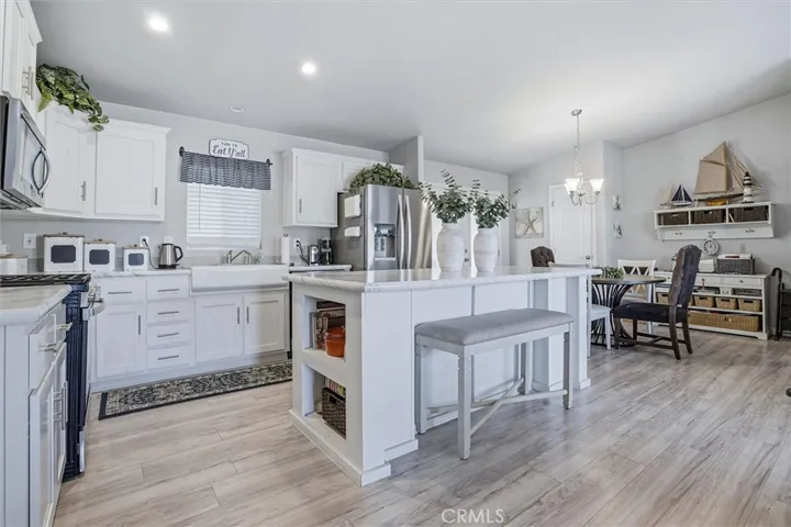 Island kitchen, stainless appliances, bench included