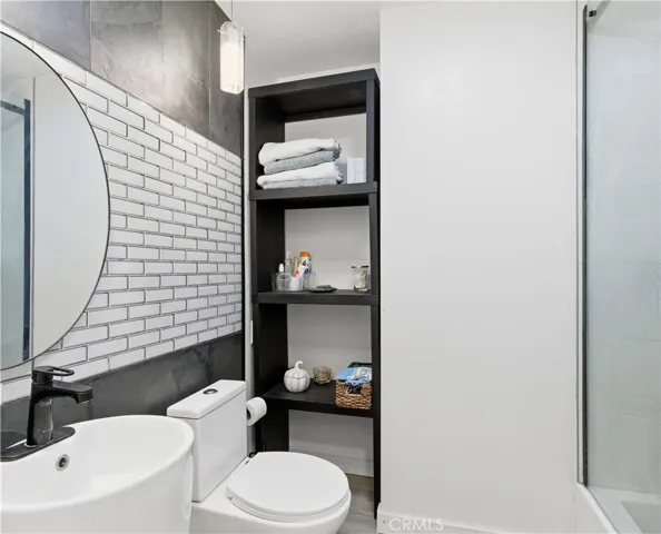 Hallway Full Bathroom