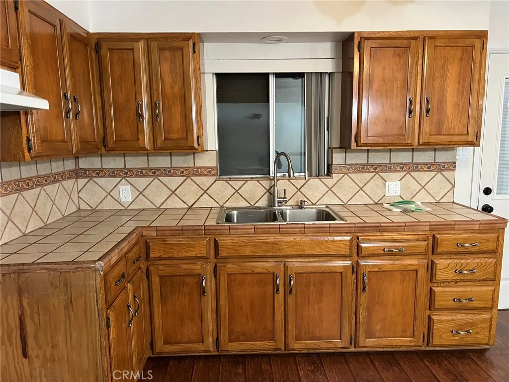 9601 San Juan Avenue, South Gate, California 90280 home-pic-16