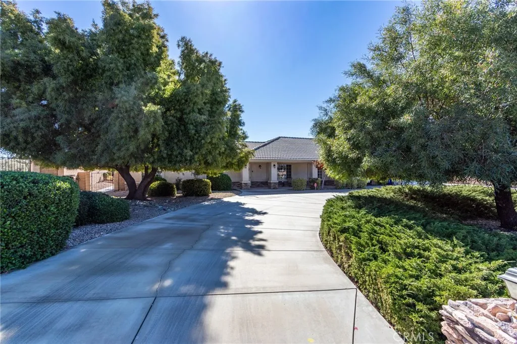 19783 Lara Lane, Apple Valley, California 92308 home-pic-4