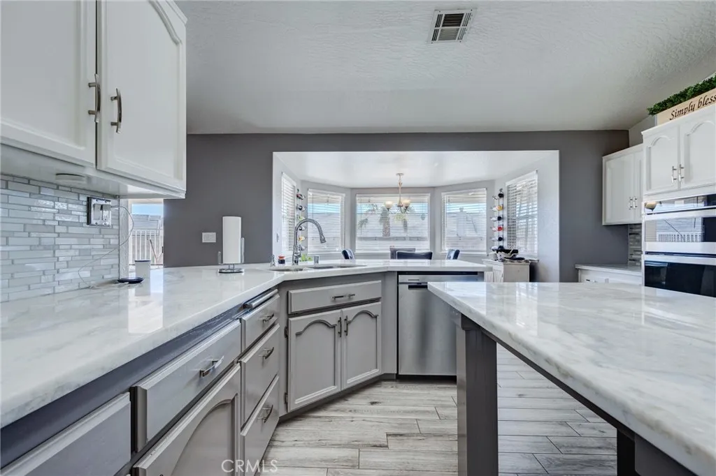 19783 Lara Lane, Apple Valley, California 92308 home-pic-12