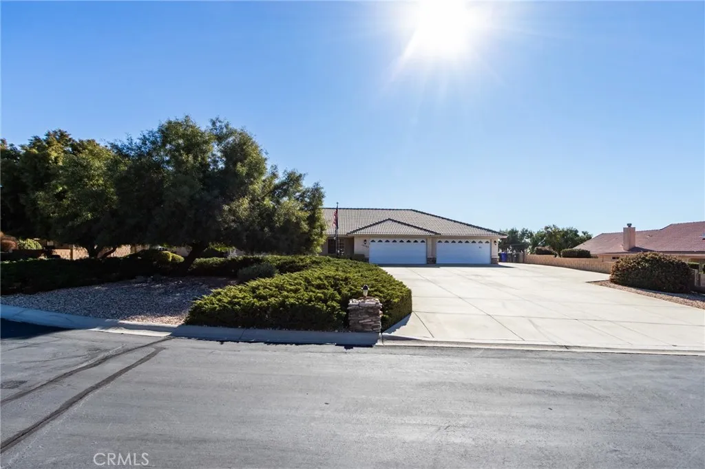 19783 Lara Lane, Apple Valley, California 92308 home-pic-5