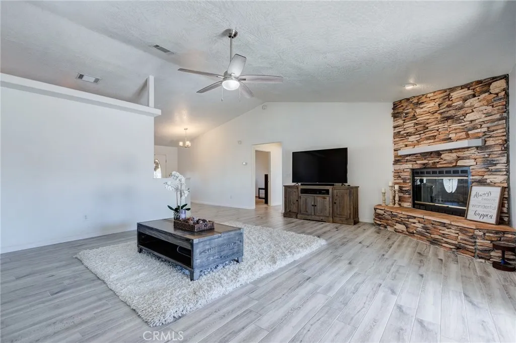 19783 Lara Lane, Apple Valley, California 92308 home-pic-28