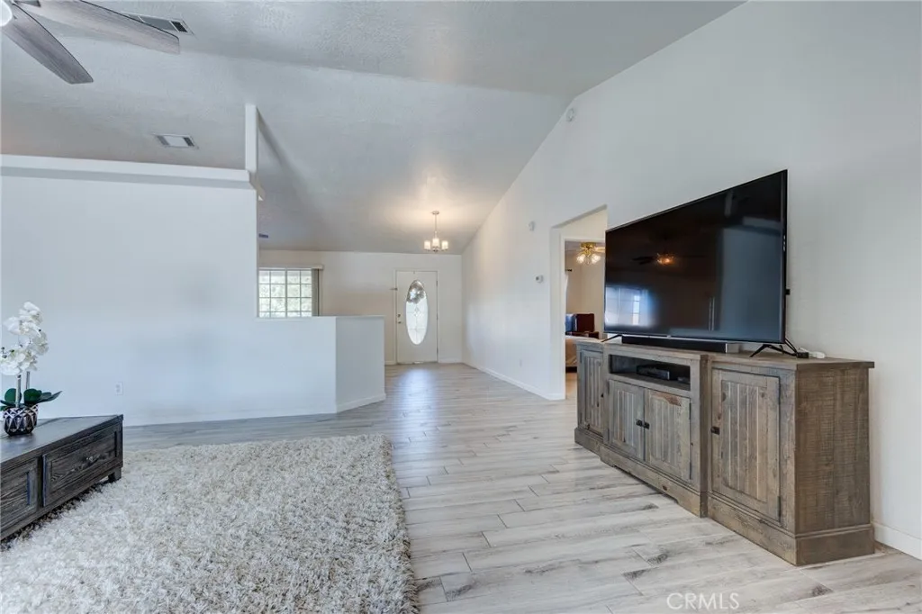 19783 Lara Lane, Apple Valley, California 92308 home-pic-25